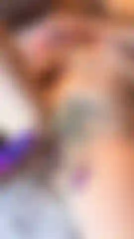 Brincando com meu brinquedo, desejando que fosse você.