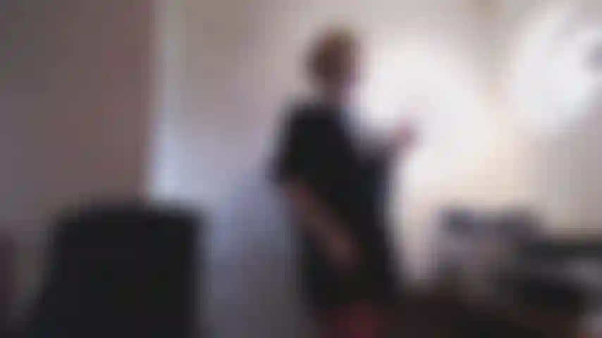 Secretária provocadora, escritório sujo.