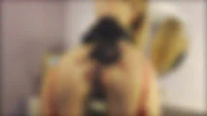 Roupa sexy, dedilhando a bunda.