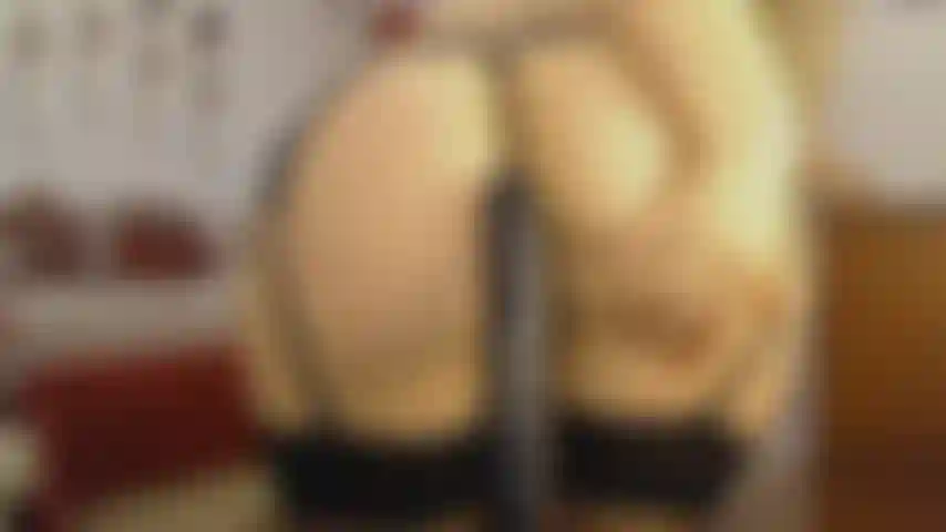 Buceta foda com vibrador preto.