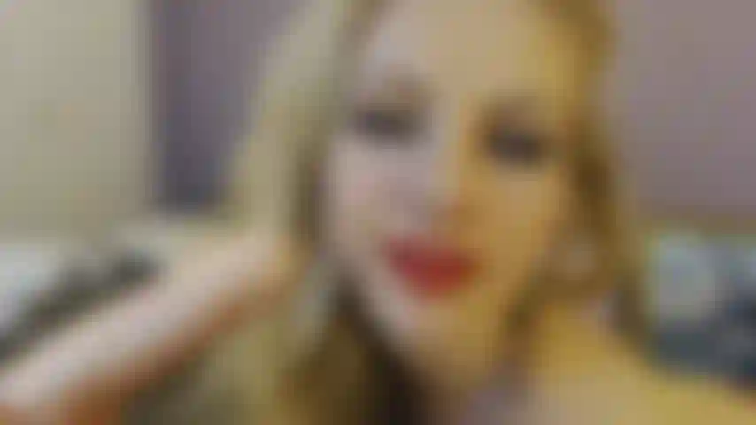 Lenta, gentil e sexy provocadora de cozinheira, lábios vermelhos.