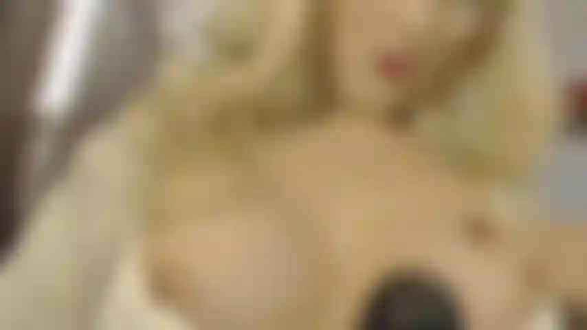 Vibrador entre os peitos.