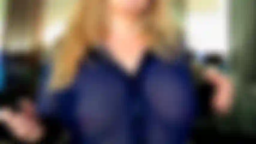 Provocando seios e chupando vibrador profundamente.