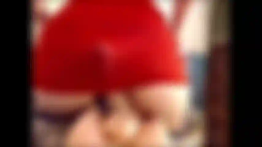 Provocadora de bunda, esfregando um vibrador entre as nádegas.