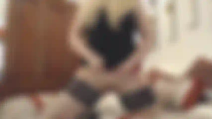 Cavalgando (vibrador preto).