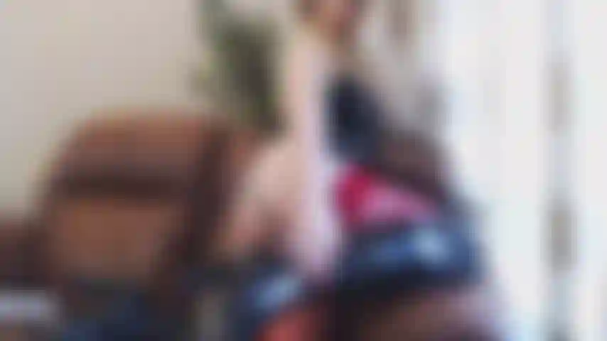 Monstro espetado anal dá lances no fundo da bunda.