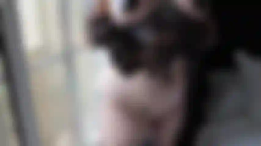 Luva de renda enfiando na minha bucetinha.