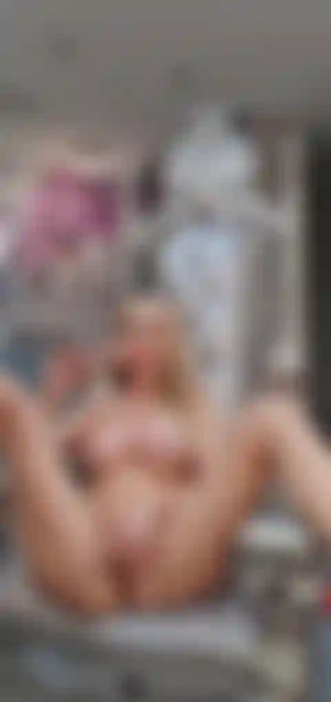 Me masturbo no trono.