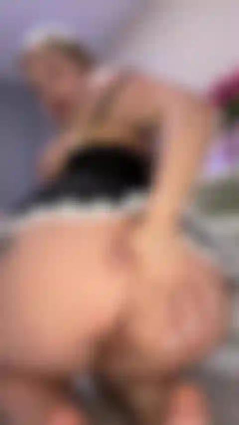 Empregada suja com um plug na bunda, foda-se a buceta mmmm.