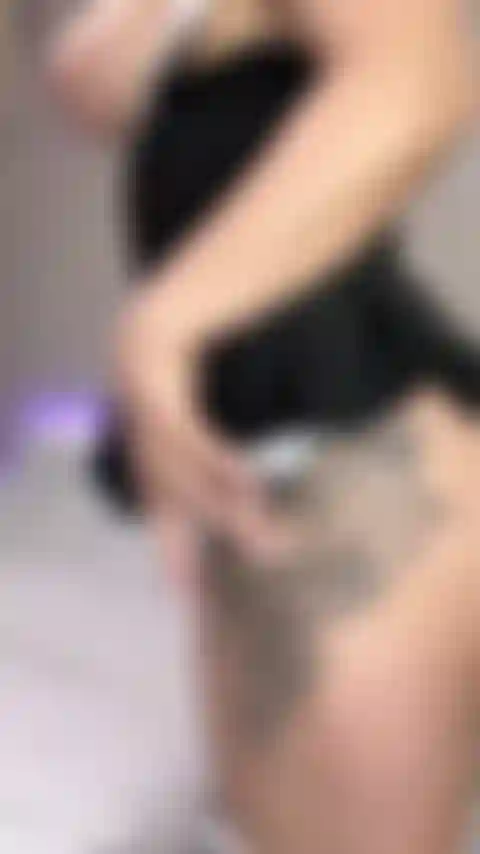 Sua empregada safada brinca com a bucetinha.