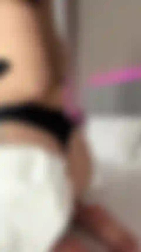 Você me ajudou a colocar creme na minha bunda e depois colocou um pau na minha bunda mmm.