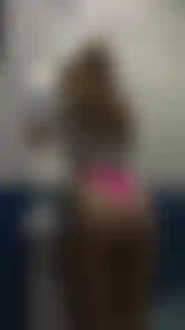 Tire minha calcinha enquanto eu me maquio e enfie a língua na minha buceta mmmm.