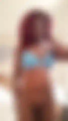 Uma esquete de adoração a bucetas nuas.