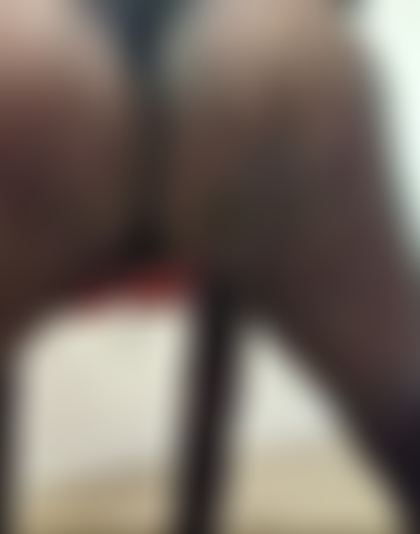 Com o bumbum saltitante em lingerie.