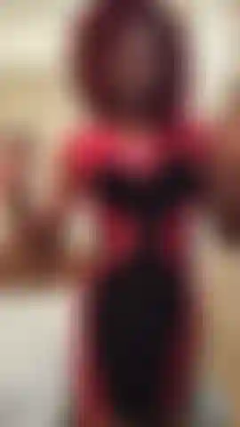 Sem roupa, fazendo striptease.