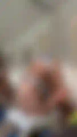Dixie_Milf faz uma parada de cabeça.