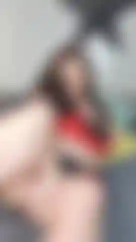 Safada vestida com bucetinha dixie de saia.