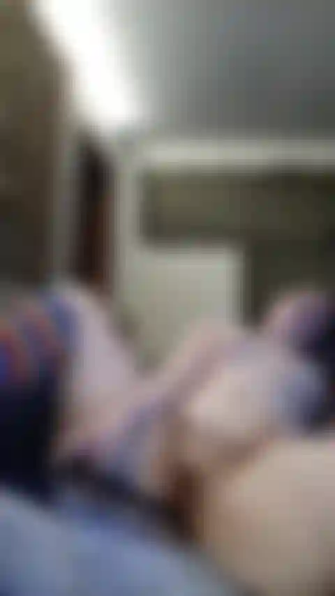 Puta exibicionista fode a boceta e goza forte.