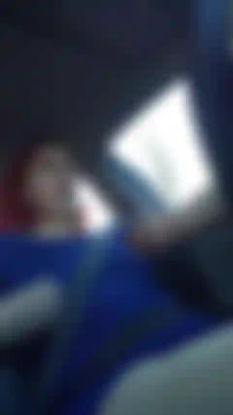 Uma vagabunda exibicionista andando de brinquedo enquanto dirige.