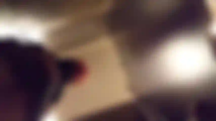 Uma gatinha sexual com tesão desfila, flerta e se diverte em um restaurante público.