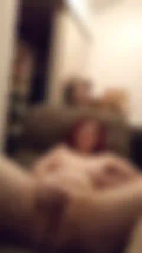 Uma vagabunda machucada fode sua boceta com força.