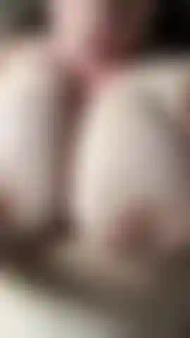 Olho para os peitos dela enquanto transo.