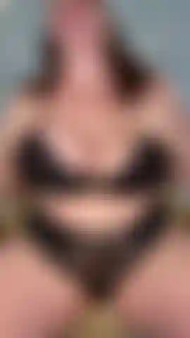 Kate fode vibrador realista.