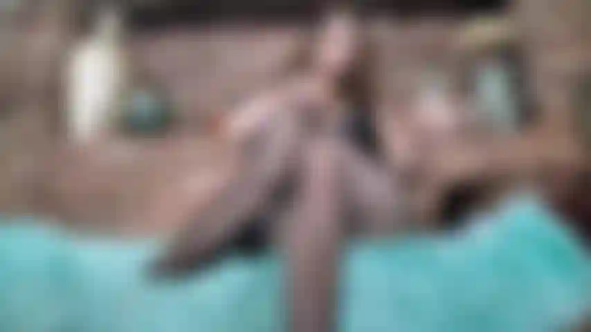 Pernas compridas em meia arrastão provocam.