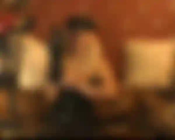 Joi com luvas de couro.