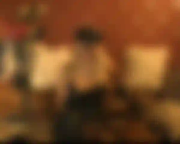 Joi2 com luvas de couro.