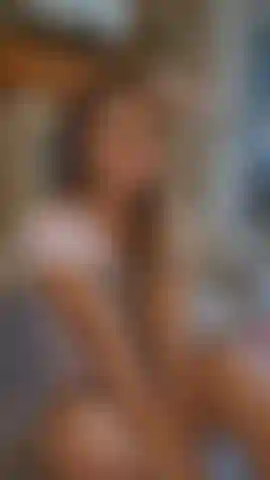 Brincadeira de buceta peluda! Estou deixando meus pelos de buceta crescerem há semanas só para você, e agora é hora de exibi-los. Prepare-se para babar na minha boceta gostosa e peluda enquanto eu provoco você com meus dedos.