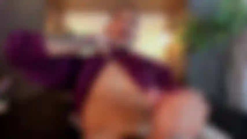 Brincando com meu pau grande.