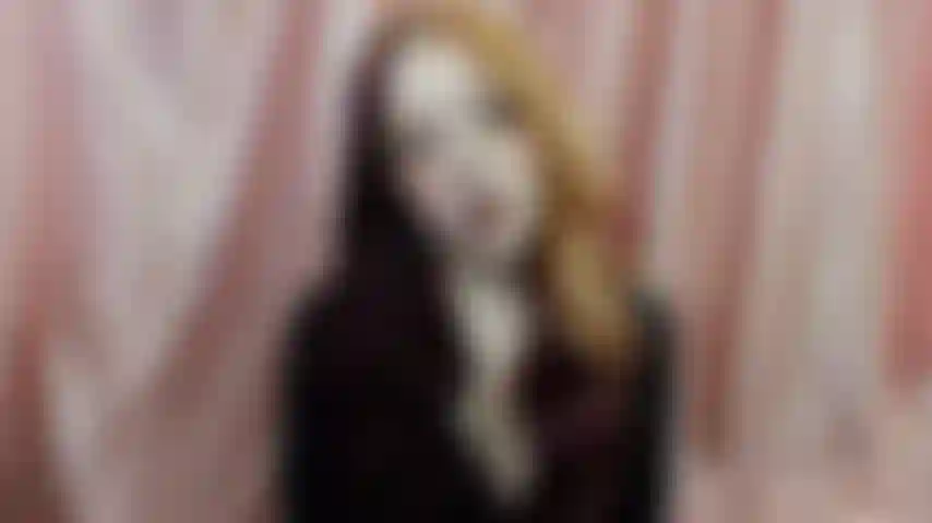 A traição veste azul.