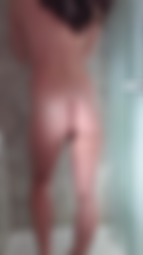 Sexy shower xxx vídeo completo - molhada e ensaboada, raspando a buceta e usando o chuveiro na minha buceta.