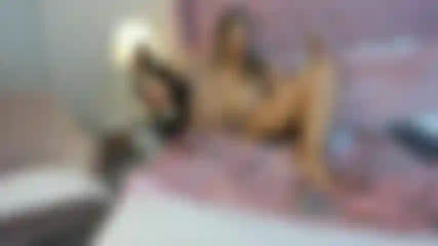 Fodendo minha buceta com força enquanto estou de bruços.