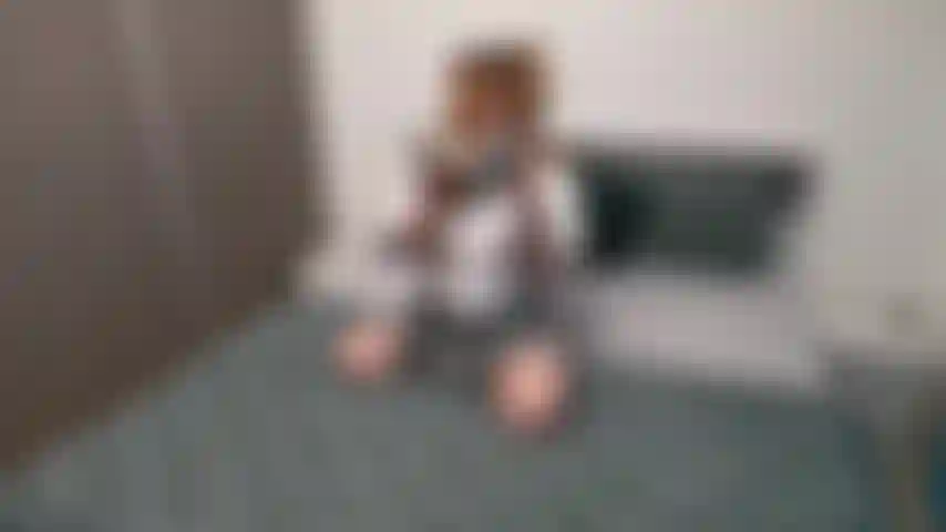 Estudante tesão com plug anal e jogo de buceta.