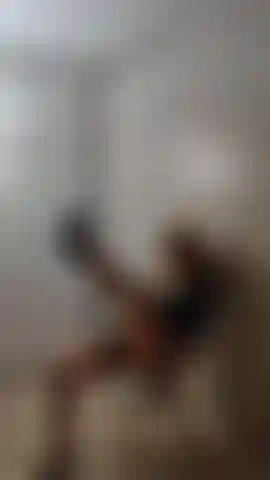 Fiquei com tesão em cima de uma cadeira.