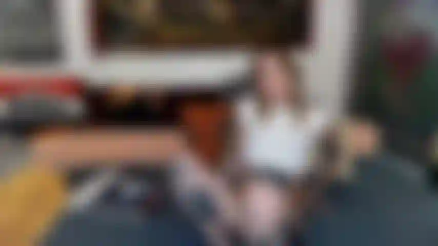 Que me toca e goza em uma sessão de câmera.