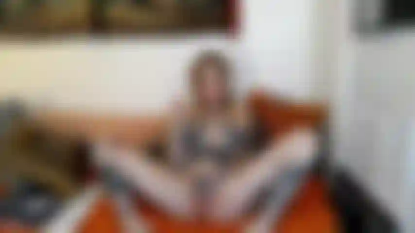 ( Muda) gozando com meu vibrador, ponta de vibrador na bunda e minha buceta enfiada em uma sessão de câmera.