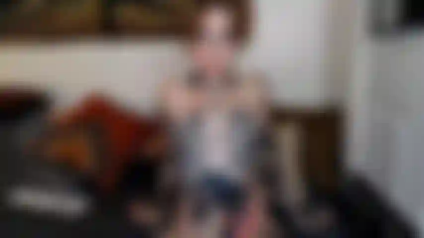 ( Muda) prática de sexo oral desleixado, sexo oral e gozada em uma sessão de câmera.