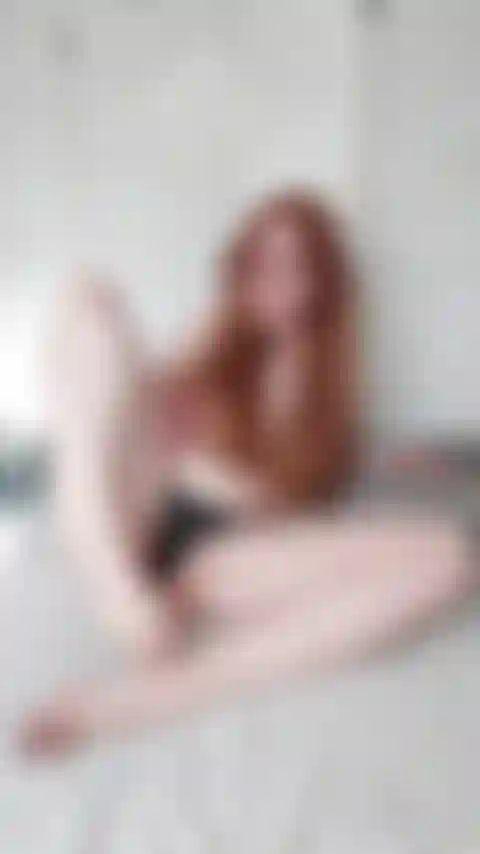 Pés e buceta brincam.