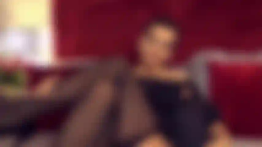 Uma madrasta fumando enquanto você lambe os pés dela.