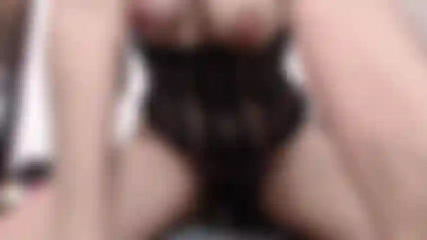 Gosto de montar no meu brinquedo bbc enquanto minha boceta peluda e apertada fica molhada e eu gemo enquanto meus peitos e bunda balançam.