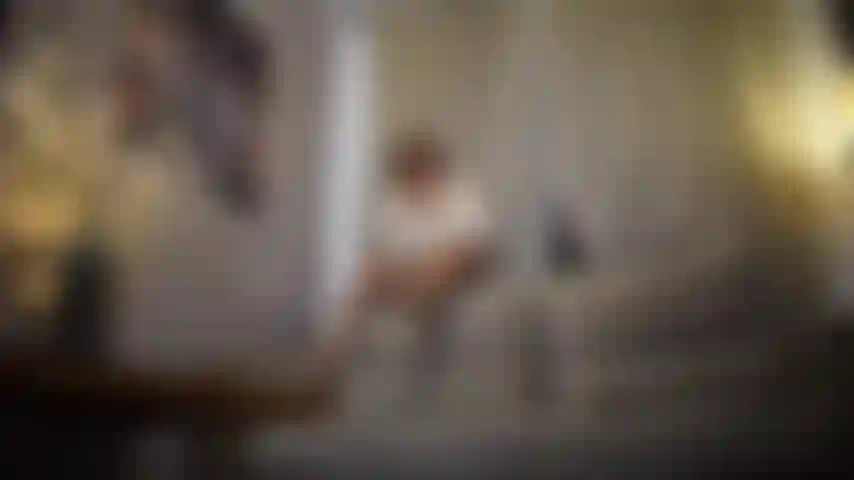 Meias brancas e peitos de fora.