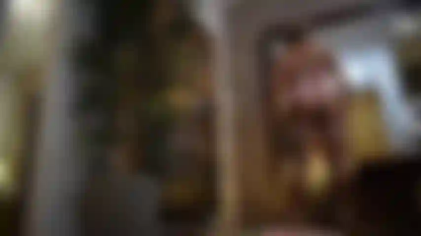 Peitos grandes trocando de roupa.