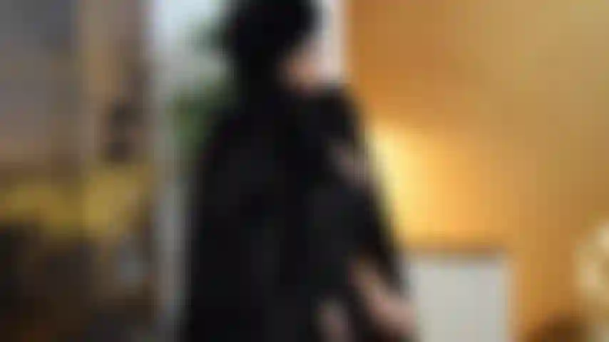 Casaco de pele preto.