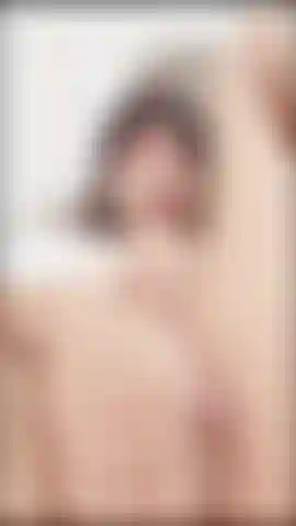 Masturbando meu clitóris rápido e sem piedade.