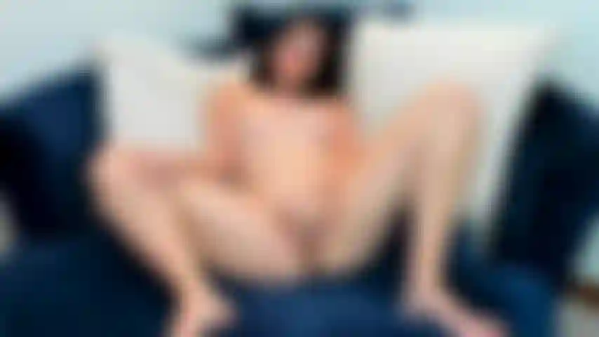 Implorando para você gozar dentro de mim enquanto eu me fodo até o orgasmo.