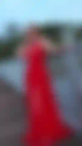 Está tão quente aqui que não consigo mais suportar minhas roupas... Vá para o privado e me ajude a tirar o resto das roupas.