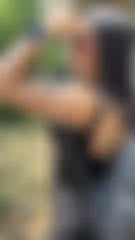 Meu deus, tem alguém nas minhas costas (saia de cima).